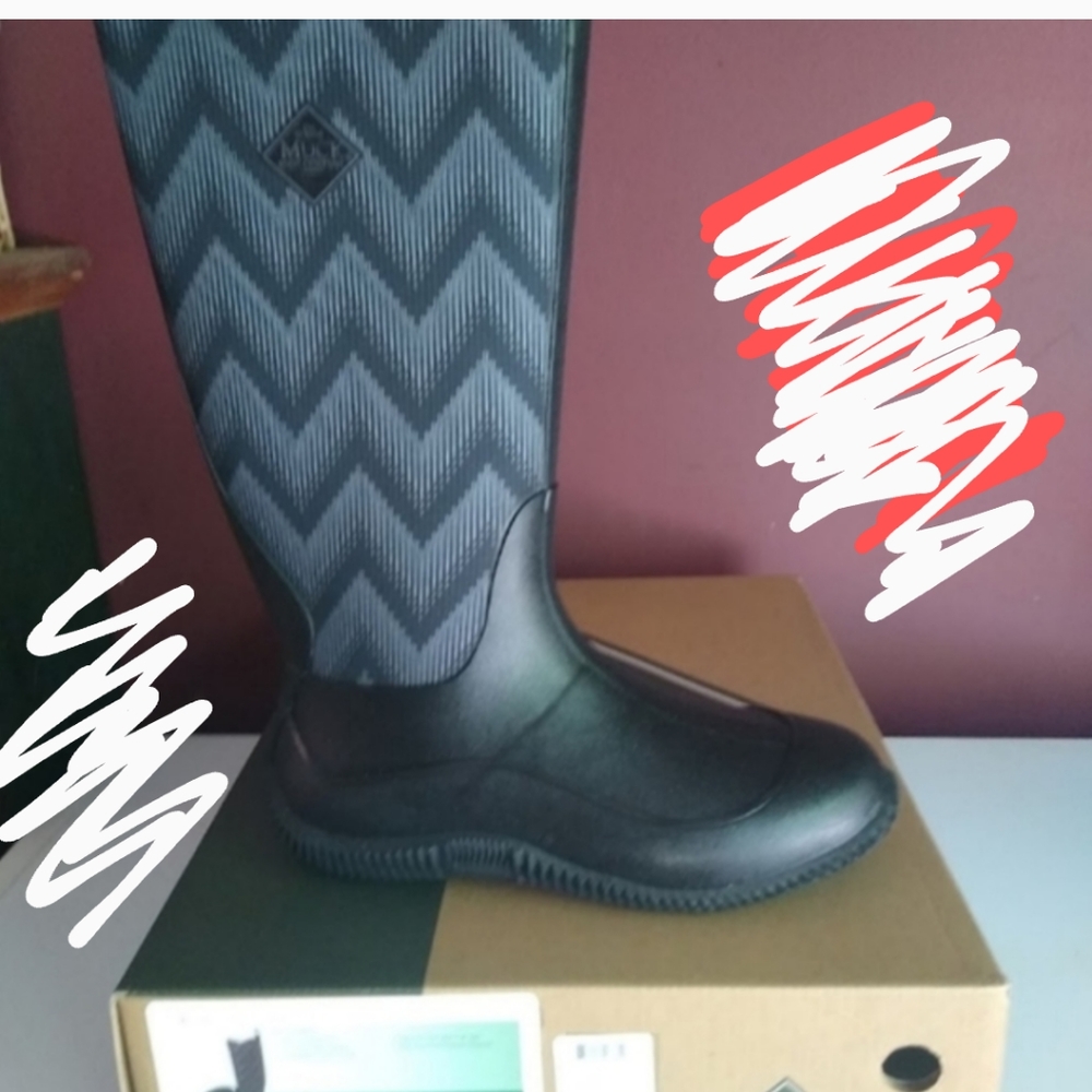 New in box the muck company women's sz 9
